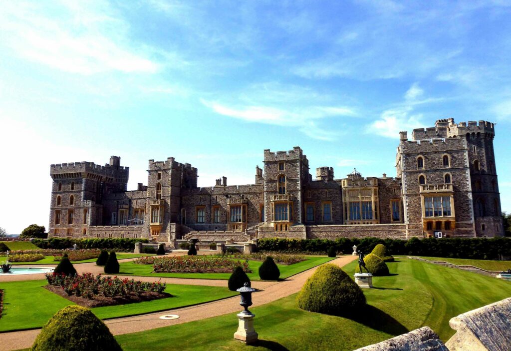 Windsor Castle Travel with ease in Pickdrop service