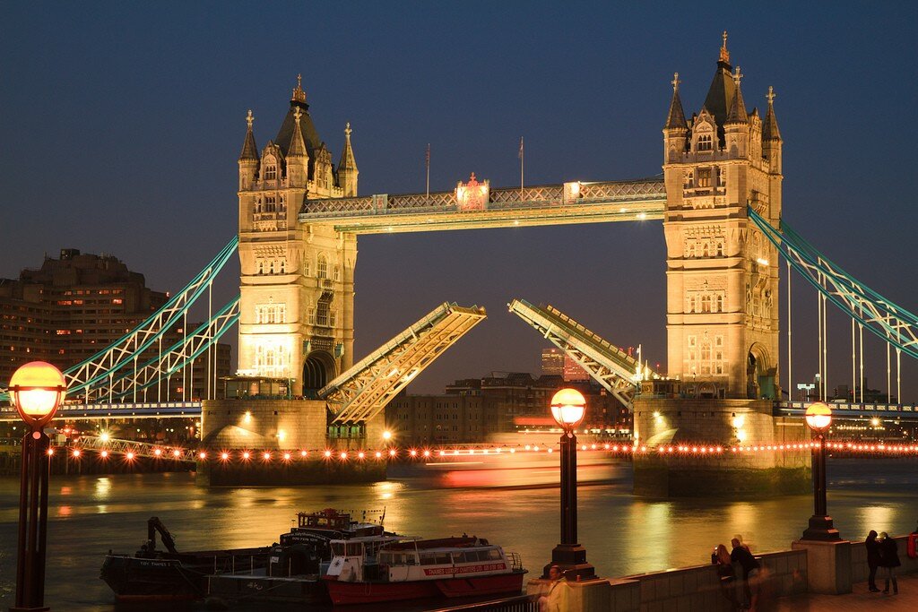 Exploring london Bridge & it's Surroundings via Pick Drop UK​